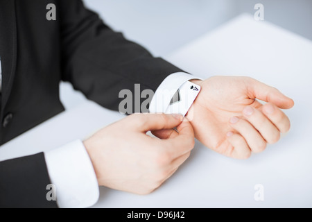 Mans Hand Ass im Ärmel versteckt Stockfoto