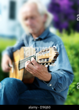 Mann Gitarre spielen Stockfoto