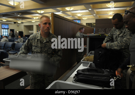 US Air Force Airman 1st Class Lance Mitchell, 724. Air Mobility Squadron-Passagier-Service-Agent, kehrt Lagerplätze an der Vorderseite des einen Checkpoint 15. Mai 2013, an Aviano Air Base, Italien. Mitglieder des AMS sind auch dafür verantwortlich, dass alle Fracht Prope ist Stockfoto