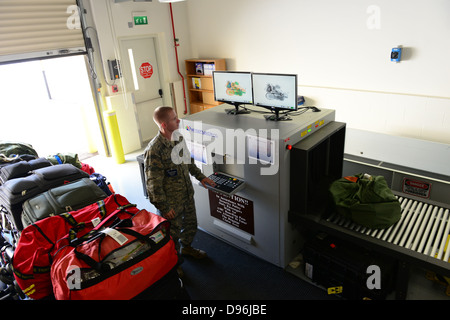 US Air Force Airman 1st Class Lance Mitchell, ein Passagier-Service-Agent mit der 724. Air Mobility Squadron, Bildschirme Gepäck Stockfoto