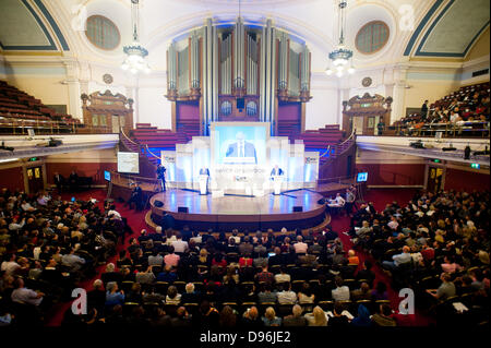 London, UK. 12. Juni 2013. Der Bürgermeister von London, Boris Johnson beantwortet Fragen von Londonern über die Hauptstadt an der jährlichen staatlichen London Aussprache. Bildnachweis: Piero Cruciatti/Alamy Live-Nachrichten Stockfoto