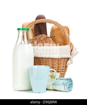 Picknick-Korb mit Brot und Milch Flasche. Isoliert auf weißem Hintergrund Stockfoto