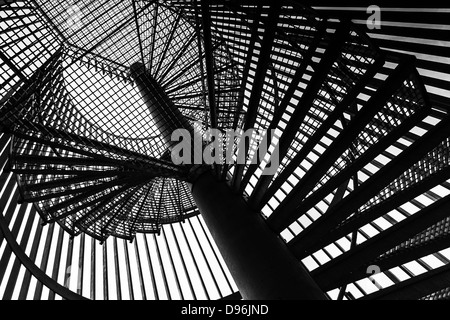 Moderner Metallspirale Treppe details Stockfoto