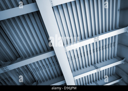 Abstrakte blaue Stahlkonstruktion mit Balken und Schrauben Kreuzungen Stockfoto