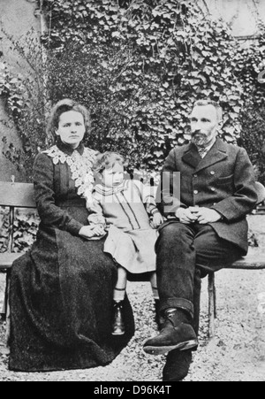 Marie (1867-1934) und Pierre (1859-1906) Curie. Mit ihrer älteren Tochter Irene 1904 Stockfoto