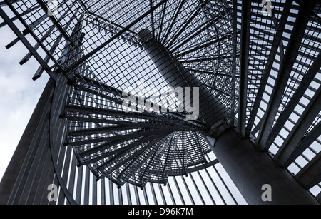 Moderner Metallspirale Treppe Details über blauen Himmel Stockfoto