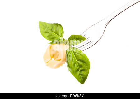 Gabel mit Tortellino und Basilikum Stockfoto