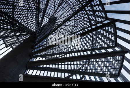 Moderner Metallspirale Treppe Details mit einem Hintergrund blauer Himmel Stockfoto