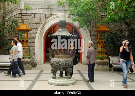 Buddhistische ritual Räucherwerk Angebote in einer Pfanne am Eingang des Po Lin Kloster, Ngong Ping, Lantau Island, Hong Kong, China platziert Stockfoto