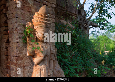 Stuck buddhistischen Gottheiten in NYAUNG OHAK befindet sich am INDEIN bestehend aus antiken SCHREINE - INLE-See, MYANMAR Stockfoto