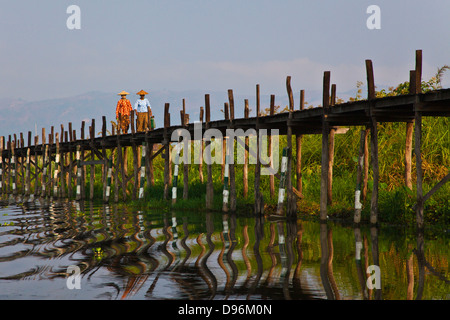 Birmanisch verwenden die angehobenen Gehweg in der Nähe des Dorfes MAING THAUK auf dem Weg zum Wochenmarkt - INLE-See, MYANMAR Stockfoto