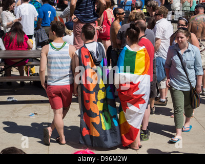 Trägers kanadische Flagge mit Stolz Farben in Edmonton Pride Festival Stockfoto