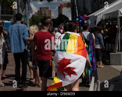 Trägers kanadische Flagge mit Stolz Farben in Edmonton Pride Festival Stockfoto