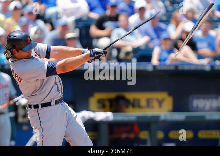 12. Juni 2013 - Kansas City, MO, Vereinigte Staaten von Amerika - 12. Juni 2013: Matt Tuiasosopo #18 von den Detroit Tigers teilt eine Fledermaus im sechsten Inning während des MLB-Spiels zwischen den Detroit Tigers und die Kansas City Royals im Kauffman Stadium in Kansas City MO Stockfoto