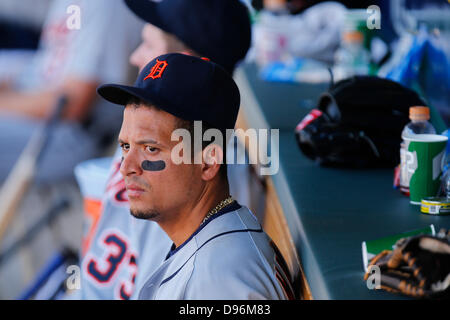 12. Juni 2013 - Kansas City, MO, Vereinigte Staaten von Amerika - 12. Juni 2013: Miguel Cabrera #24 von den Detroit Tigers sitzt auf der Trainerbank im 9. Inning während des MLB-Spiels zwischen den Detroit Tigers und die Kansas City Royals im Kauffman Stadium in Kansas City MO Stockfoto