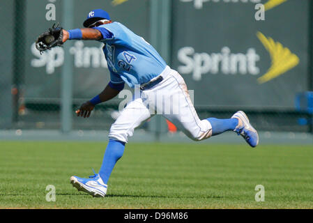 12. Juni 2013 - Kansas City, MO, Vereinigte Staaten von Amerika - 12. Juni 2013: Miguel Tejada #24 von den Kansas City Royals macht einen Haken im 10. Inning während der MLB Spiel zwischen den Detroit Tigers und die Kansas City Royals im Kauffman Stadium in Kansas City MO Stockfoto