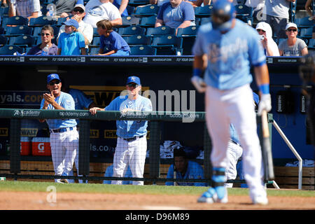 12. Juni 2013 - Kansas City, MO, Vereinigte Staaten von Amerika - 12. Juni 2013: Batting Trainer George Brett #5 ermutigt Alex Gordon #4 von den Kansas City Royals in der zehnten Inning während des MLB-Spiels zwischen den Detroit Tigers und die Kansas City Royals im Kauffman Stadium in Kansas City MO Stockfoto