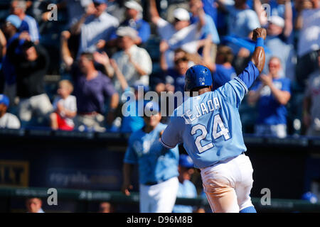 12. Juni 2013 - Kansas City, MO, Vereinigte Staaten von Amerika - 12. Juni 2013: Miguel Tejada #24 von den Kansas City Royals feiert nach Eric Hosmer #35 von den Kansas City Royals einzelne ihn nach Hause im 10. Inning während des MLB-Spiels zwischen den Detroit Tigers und die Kansas City Royals im Kauffman Stadium in Kansas City MO treibt Stockfoto