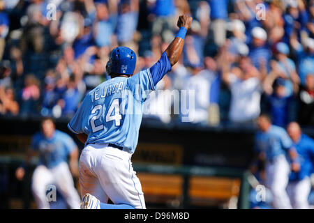 12. Juni 2013 - Kansas City, MO, Vereinigte Staaten von Amerika - 12. Juni 2013: Miguel Tejada #24 von den Kansas City Royals feiert nach Eric Hosmer #35 von den Kansas City Royals einzelne ihn nach Hause im 10. Inning während des MLB-Spiels zwischen den Detroit Tigers und die Kansas City Royals im Kauffman Stadium in Kansas City MO treibt Stockfoto