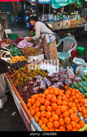 Orangen, Trauben, MANGOS, MANGOSTANFRÜCHTE und LEECHE Früchte für den Verkauf auf dem ZENTRALMARKT in KENGTUNG auch bekannt als KYAINGTONG - Maya Stockfoto