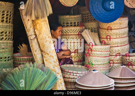 Bambus-Besen, Hüte und Körbe werden auf dem GROßMARKT in KENGTUNG auch bekannt als KYAINGTONG - MYANMAR verkauft. Stockfoto