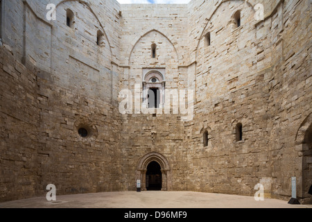 Innenhof Castel del Monte, Andria, Apulien, Italien Stockfoto