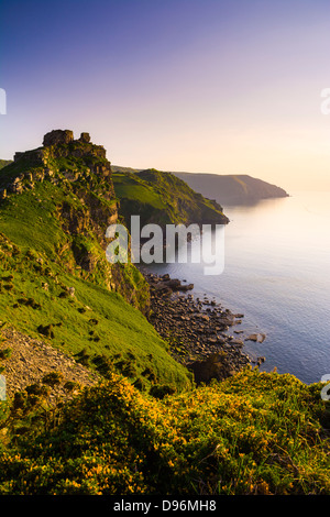 Tal der Felsen und Wringcliff Bay bei Sonnenuntergang im Exmoor National Park in der Nähe von Lynton, Devon, England. Stockfoto