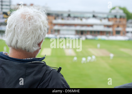 Ein Mann wacht Cricket Kindergarten Ende des Herrn Cricket ground London Sommer 2013 Stockfoto