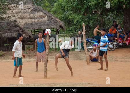 AKHA junge Männer spielen eine Version von Volleyball über ihren Köpfen - Dorf in der Nähe von KENGTUNG oder KYAINGTONG, MYANMAR Stockfoto