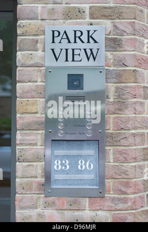 Eine Sicherheit Eintrag Tastatur eines Wohnblocks von Ferienwohnungen in St. Johns Wood London, Blick auf den Park, nahe dem Eingang zum Regent es Stockfoto