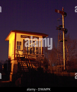 Crewe Station A, alte erhaltene Signalbox, in Dusk, Cheshire England, CW1 2DB Stockfoto