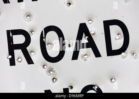 Warnschild mit Einschussloch Stockfoto