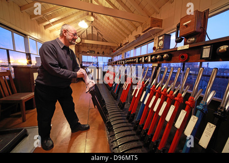 Abend mit den Hebel in die Signalbox, Crewe, Stockfoto