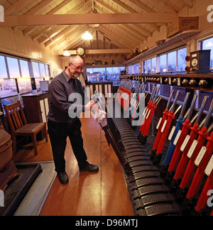 Abend mit den Hebel in die Signalbox, Crewe, Stockfoto