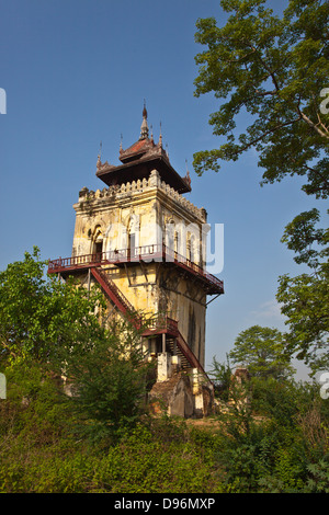 NANMYIN ist ein schiefen Wachturm im historischen INWA diente als die Birmanen Königreiche Hauptstadt seit 400 Jahren - MYANMAR Stockfoto