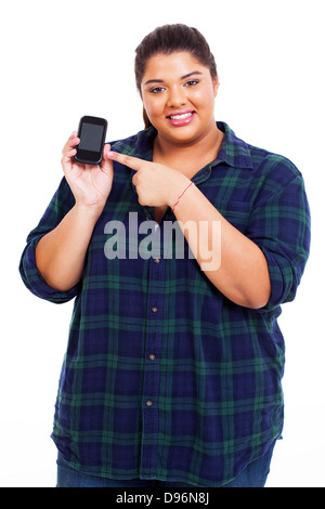 junge übergewichtige Frau zeigt ihr Smartphone auf weißem Hintergrund Stockfoto