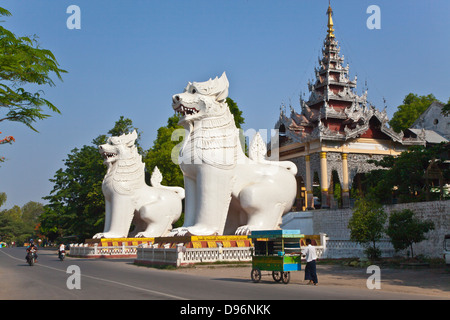 Riesen CHINLES (halb Löwe halb Drache) bewachen den südwestlichen Eingang zu MANDALAY HILL - MANDALAY, MYANMAR Stockfoto