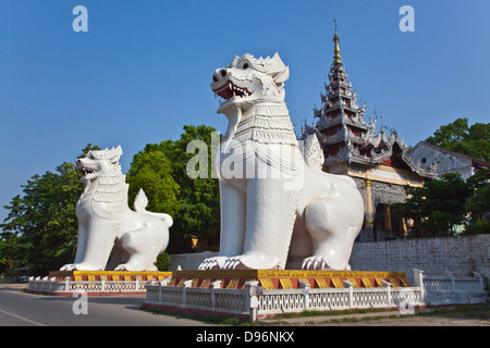 Riesen CHINLES (halb Löwe halb Drache) bewachen den südwestlichen Eingang zu MANDALAY HILL - MANDALAY, MYANMAR Stockfoto