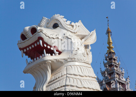 Riesen CHINLES (halb Löwe halb Drache) bewachen den südwestlichen Eingang zu MANDALAY HILL - MANDALAY, MYANMAR Stockfoto