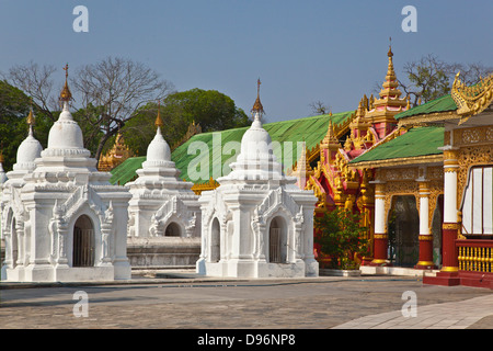 Die KUTHODAW PAYA beherbergt 729 Marmor Platten aus der Tripitaka wissen, wie das weltweit größte Buch - MANDALAY, MYANMAR Stockfoto