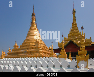 SANDAMANI PAYA beherbergt 1774 Marmorplatten kommentieren die TRIPITAKA oder buddhistischen Kanon - MANDALAY, MYANMAR Stockfoto