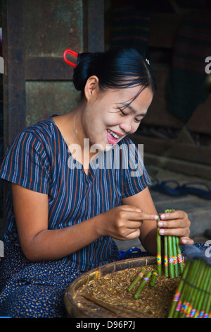 Frauen sind die Zigarre Rollen dieser Industrie in BAGO - MYANMAR Stockfoto