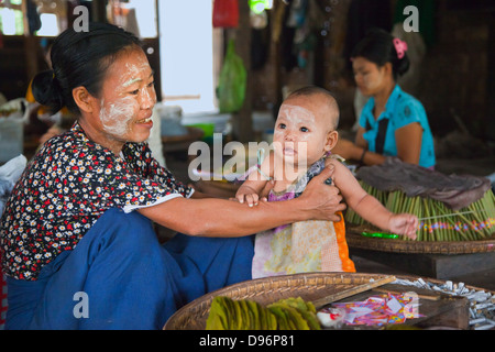 Frauen sind die Zigarre Rollen dieser Industrie in BAGO und oft bringen ihre Kinder - MYANMAR Stockfoto