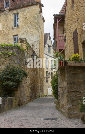 Charmanten mittelalterlichen Sandsteinbauten entlang der schmalen gepflasterten Straße in Sarlat, Dordogne Region Frankreichs Stockfoto