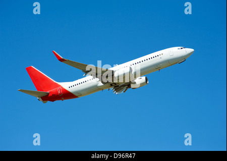 Großen Passagierflugzeug in den blauen Himmel fliegen Stockfoto