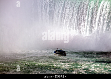 Das Mädchen des Nebels ist eine Bootstour, die ihren Passagieren in den dichten Nebel Spray in den Horseshoe Falls nimmt. Stockfoto