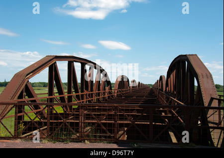 Alte Eisenbahnbrücke, Domitz, Niedersachsen, Deutschland, Mecklenburg-Vorpommern, Alte Eisenbahnbruecke, Elbbruecke Doemitz, Niede Stockfoto