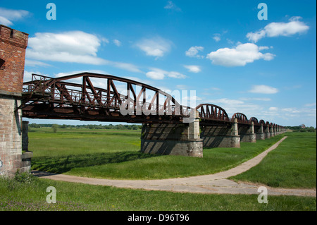 Alte Eisenbahnbrücke, Domitz, Niedersachsen, Deutschland, Mecklenburg-Vorpommern, Alte Eisenbahnbruecke, Elbbruecke Doemitz, Niede Stockfoto