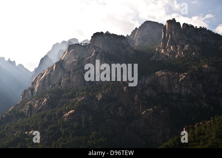 Die felsigen Gipfel der Aiguilles de Bavella in der südlichen Region des Alta Rocca von Korsika, Frankreich. Stockfoto