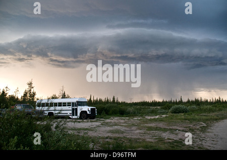 Dunkle Wolken aus einem Sommergewitter übergießen Regen der Tundra in der Nähe der Stadt Churchill, Manitoba, Kanada. Stockfoto